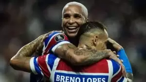 Deyverson e Breno Lopes comemoram gol do Fortaleza contra o Colo Colo na Libertadores