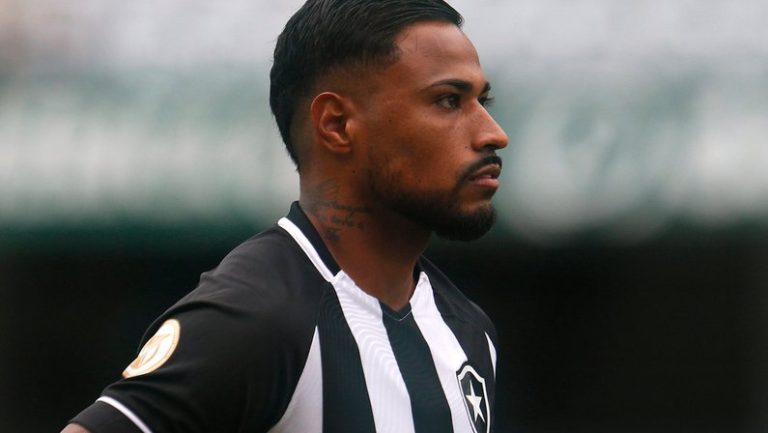 Botafogo libera Diego Gonçalves para acertar com o Goiás, diz jornal