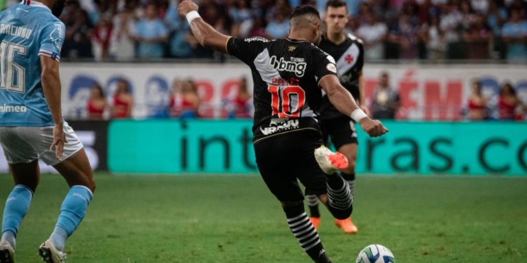 Dimitri Payet pedindo passagem_ Veja quem pode sair do time titular do Vasco