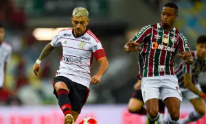 Arrascaeta, do Flamengo, é marcado por Keno, do Fluminense