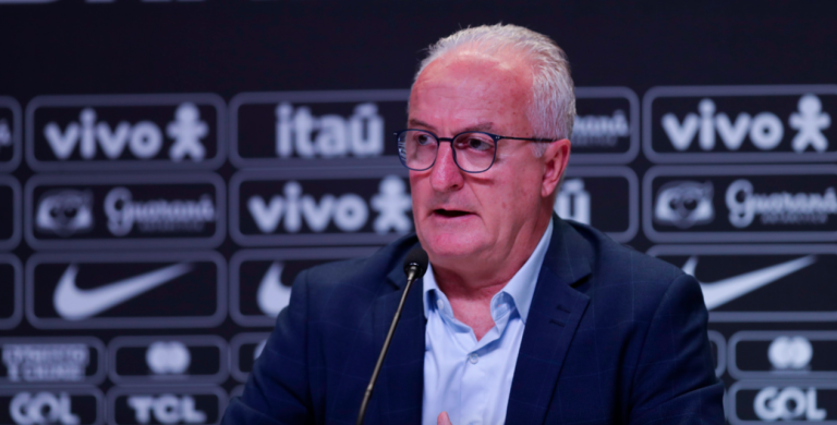 Dorival Júnior, treinador da seleção brasileira masculina, fala com a imprensa