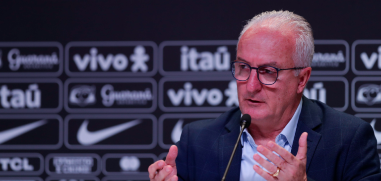 Dorival Júnior, treinador da seleção brasileira masculina, fala com a imprensa