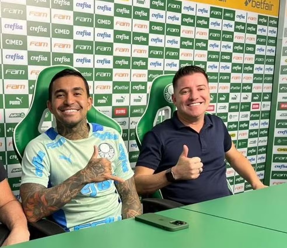 Dudu e Thiago Donda após a renovação do atacante com o Palmeiras, em 2022