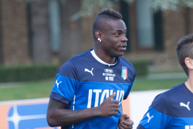 Balotelli durante treinamento na seleção italiana