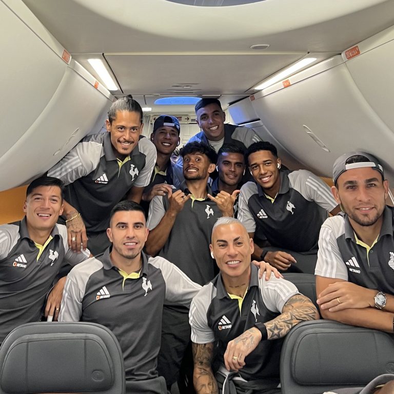 Elenco do Atlético-MG a caminho de Buuenos Aires parra a final da Libertadoores 2024