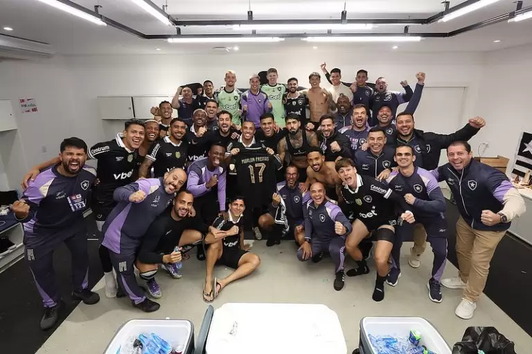 Elenco do Botafogo comemora classificação na Copa do Brasil 2025