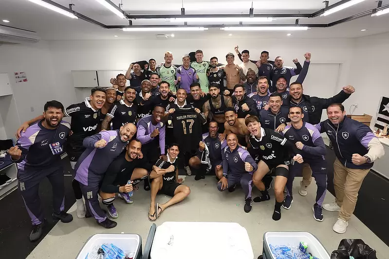 Elenco do Botafogo comemora classificação na Copa do Brasil 2025