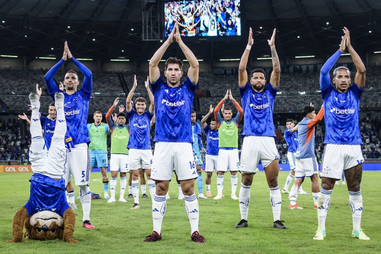 Elenco do Cruzeiro comemora vitória sobre o Cuiabá