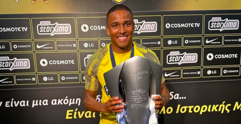 Niclas Eliasson, do AEK, ergue troféu da Superliga Grega