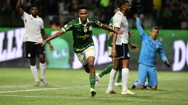 Estêvão, do Palmeiras, comemora gol contra o Grêmio