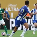 Estêvão, do Palmeiras, disputa bola com jogadores do Porto, pela Copa Mundial de Clubes