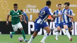 Estêvão, do Palmeiras, disputa bola com jogadores do Porto, pela Copa Mundial de Clubes