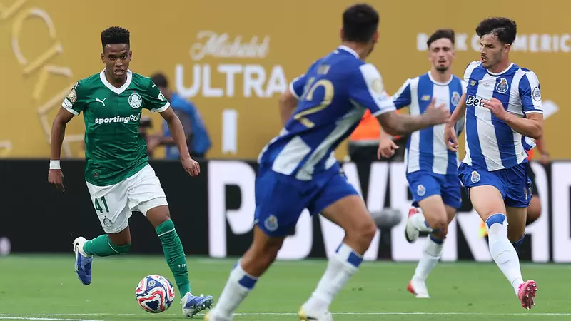 Estêvão, do Palmeiras, disputa bola com jogadores do Porto, pela Copa Mundial de Clubes