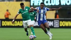 Estêvão, do Palmeiras, disputa bola com o jogador do Oorto, pela Copa Mundial de Clubes 2025