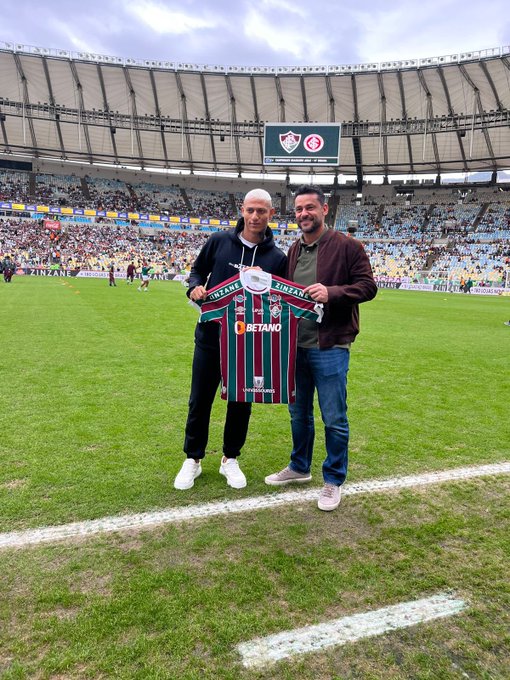 Richarlison está no Maracanã para assistir Fluminense x Internacional