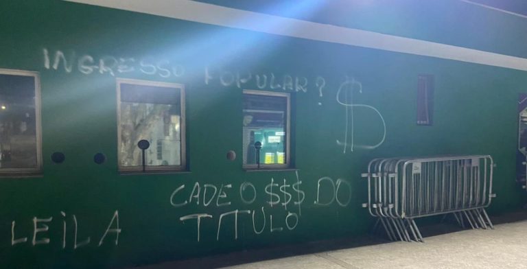 Muros do Palmeiras amanhecem pichados por torcedores. Foto: Reprodução/Twitter