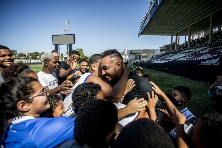 Payet nos braços das crianças da Barreira do Vasco