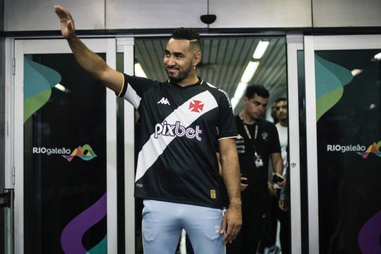 Recepção da torcida do Vasco no desembarque de Payet no Brasil repercute pelo mundo