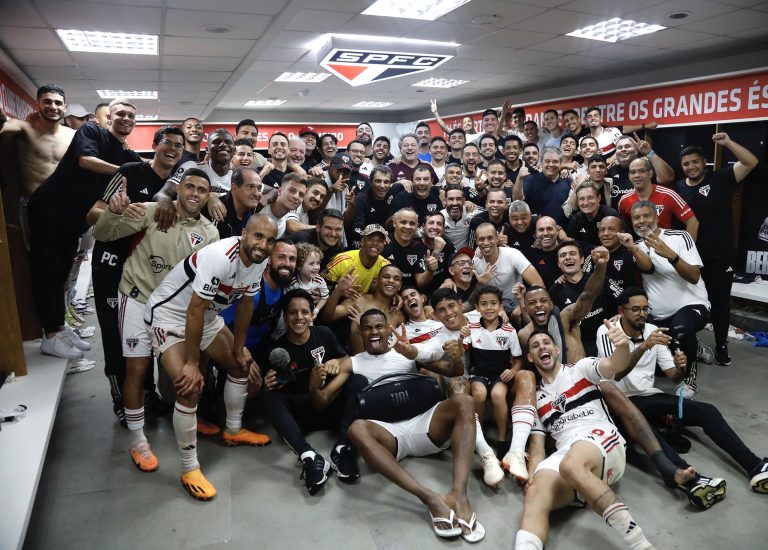 Elenco do São Paulo após vaga na final da Copa do Brasil