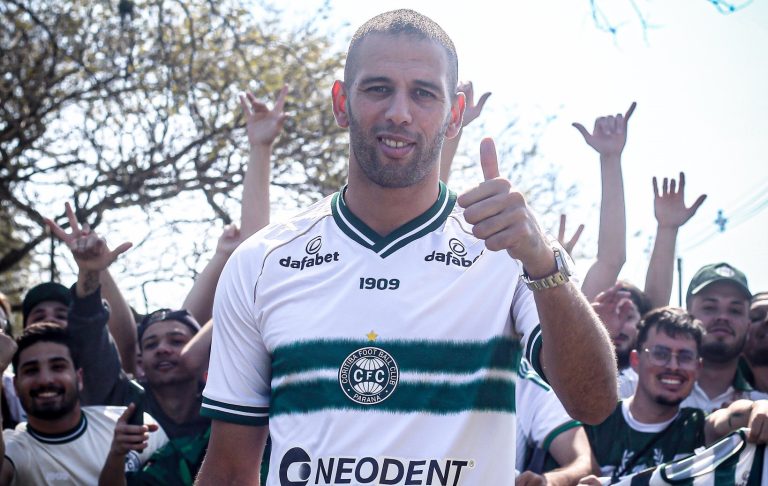 Islam Slimani, atacante do Coritiba. Foto: Gabriel Thá/Coritiba