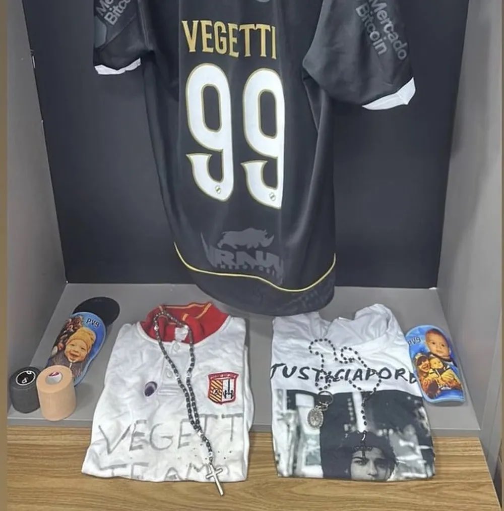 Vegetti leva camisa de Valentino Blas para todos os jogos. Foto: Reprodução