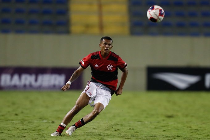 Flamengo negocia empréstimo de lateral-direito Wesley ao Barcelona