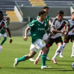 Jogadores disputam a bola no duelo Palmeiras 3 x 1 Vasco, pelas quartas de final do Brasileirão Sub-17 2025. Foto: Fabio Menotti/Palmeiras