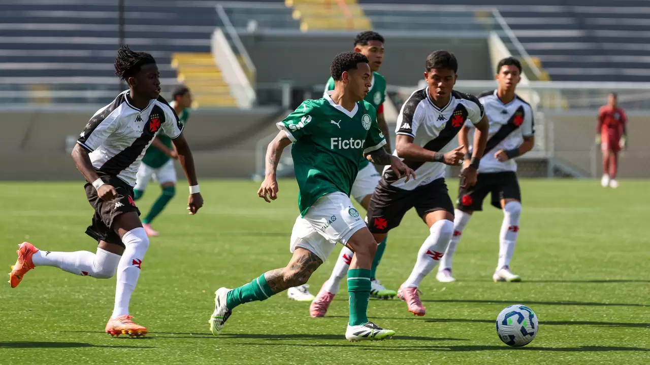 Jogadores disputam a bola no duelo Palmeiras 3 x 1 Vasco, pelas quartas de final do Brasileirão Sub-17 2025. Foto: Fabio Menotti/Palmeiras