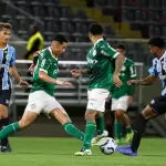 Jogadores disputam a bola em Palmeiras 1 x 1 Grêmio, pela semifinal do Brasileirão Sub-17 2025. Foto: Fabio Menotti/Palmeiras
