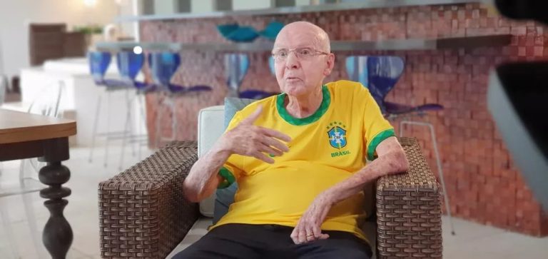 Zagallo com a camisa da seleção brasileira