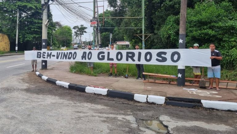 Torcedores do Botafogo decoram acesso ao CT antes da reapresentação do elenco