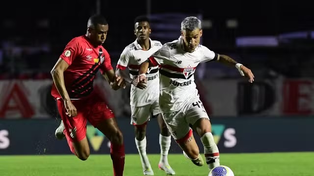 Ferreira, do São Paulo, contra o Athletico-PR