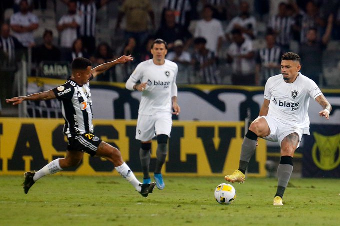 Tiquinho Soares é elogiado por jornalistas após vitória do Botafogo