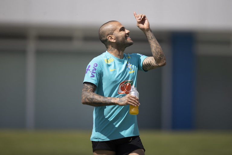 Cicinho critica convocação de Dani Alves: "Não deixou saudade onde passou"