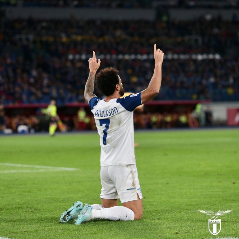 Felipe Anderson celebra gol pela Lazio.