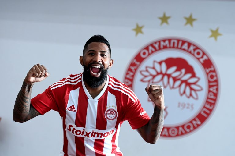 Rodinei é apresentado no Olympiacos, da Grécia