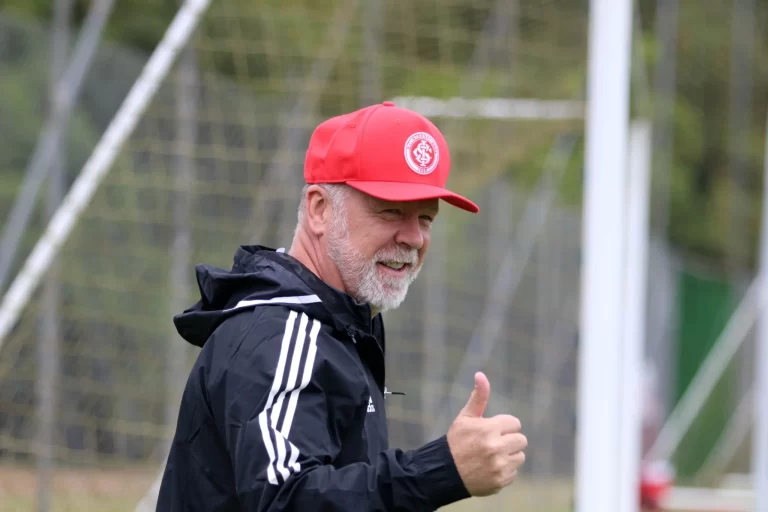 Mano Menezes com o boné do Internacional