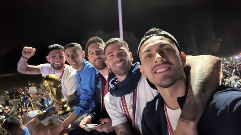 Campeões em casa! Avião com jogadores da Argentina aterrissa em Buenos Aires