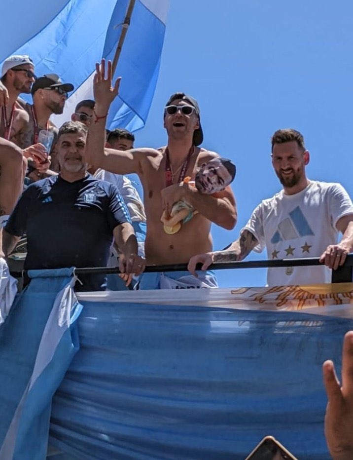 Martínez provoca Mbappé com boneco de brinquedo