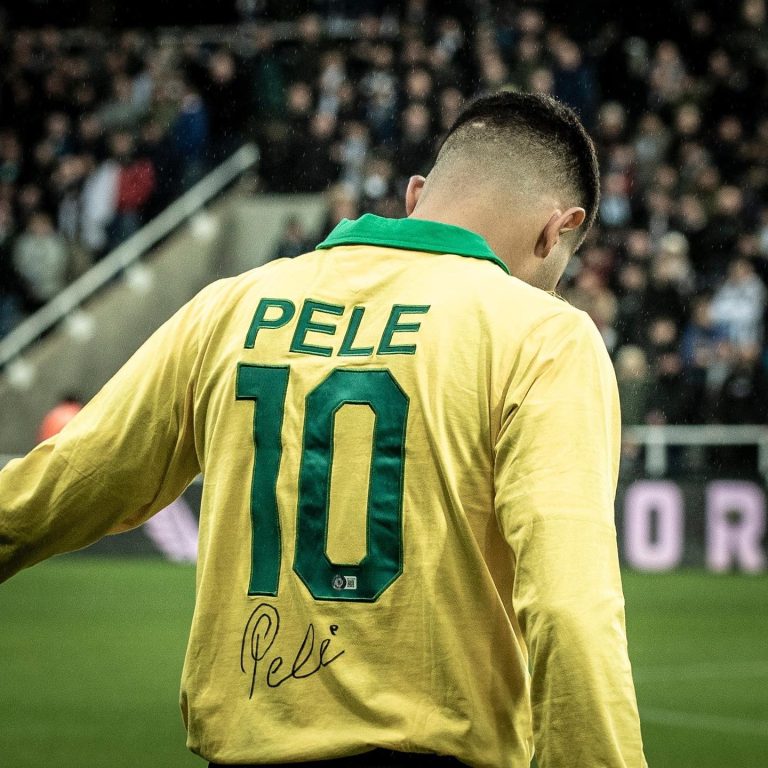 Bruno Guimarães entra em campo com camisa de Pelé; confira