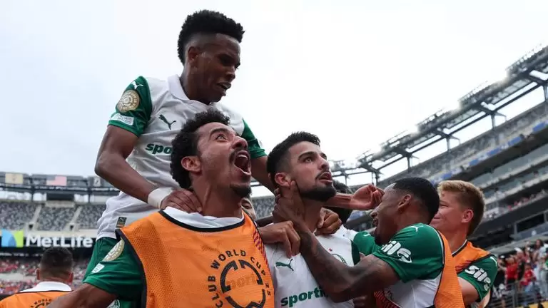 Flaco López, do Palmeiras, comemora seu gol contra o Al Ahly SC, pela Copa do Mundo de Clubes da FIFA