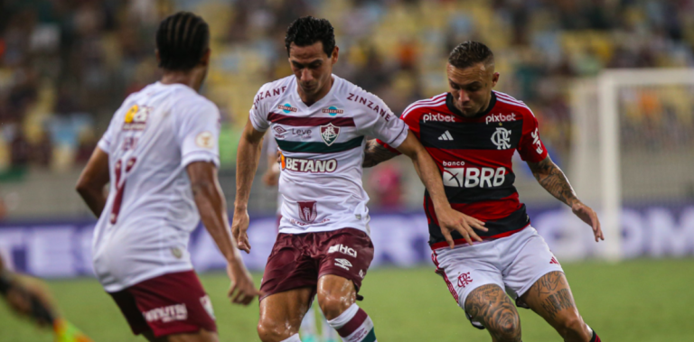 Disputa de bola em Fluminense x Flamengo, no Brasileirão de 2023