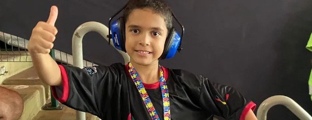 Torcedor do Flamengo com autismo usando um abafador de som