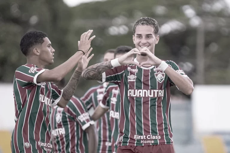 Jogadores do Fluminense festejam gol neste sábado (6)