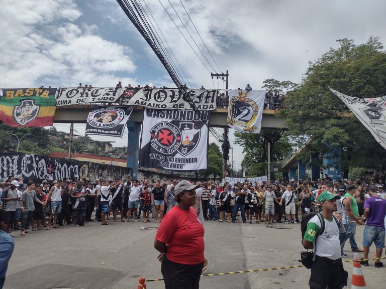 Vascaínos lotam cemitério para o último adeus a Roberto Dinamite