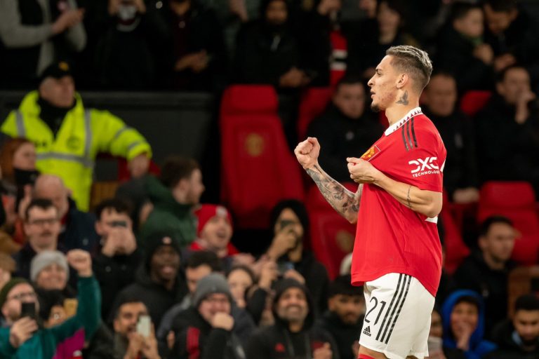 Antony comemora gol pelo Manchester United.