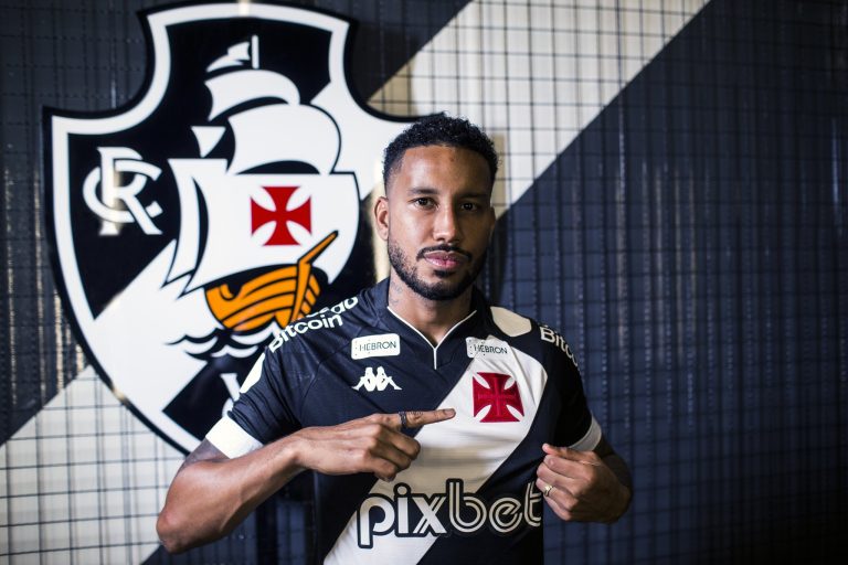 Vasco anuncia a contratação de Jair