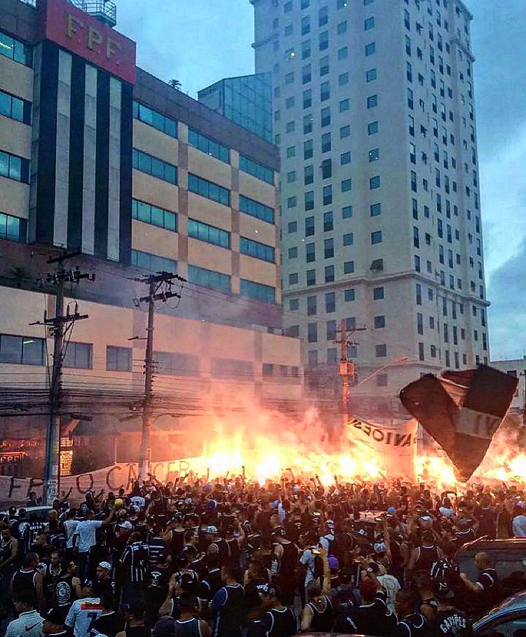 Torcida organizada do Corinthians protesta em frente ao prédio da Federação Paulista