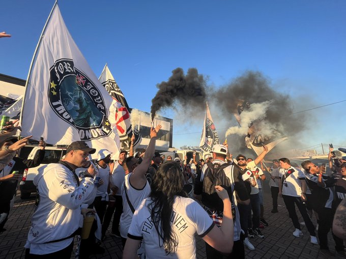 Torcida do Vasco faz festa no pré-jogo contra o River Plate