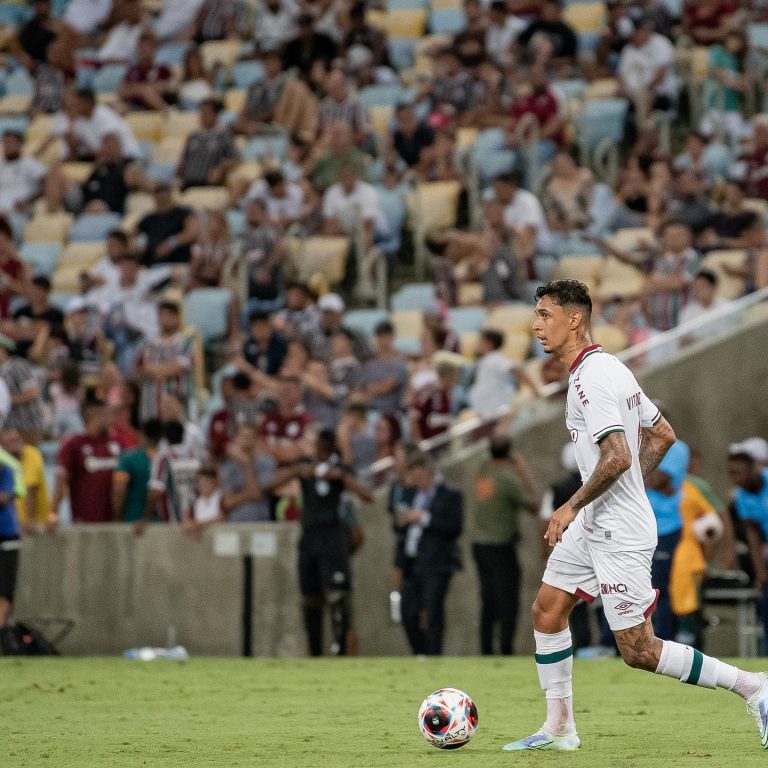 Vitor Mendes celebra estreia: "Feliz demais"